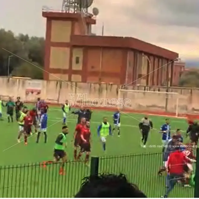 Rissa durante la partita tra Virtus Rosarno e Real Pizzo: Daspo per 11 giocatori