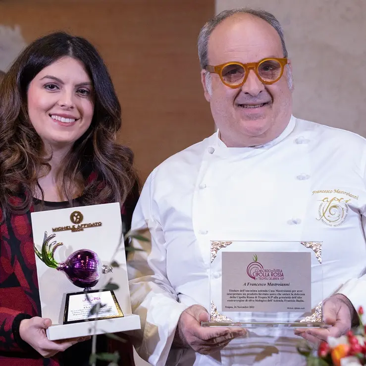 Tropea, di scena un panettone alla cipolla rossa Igp di cinque chili - Video