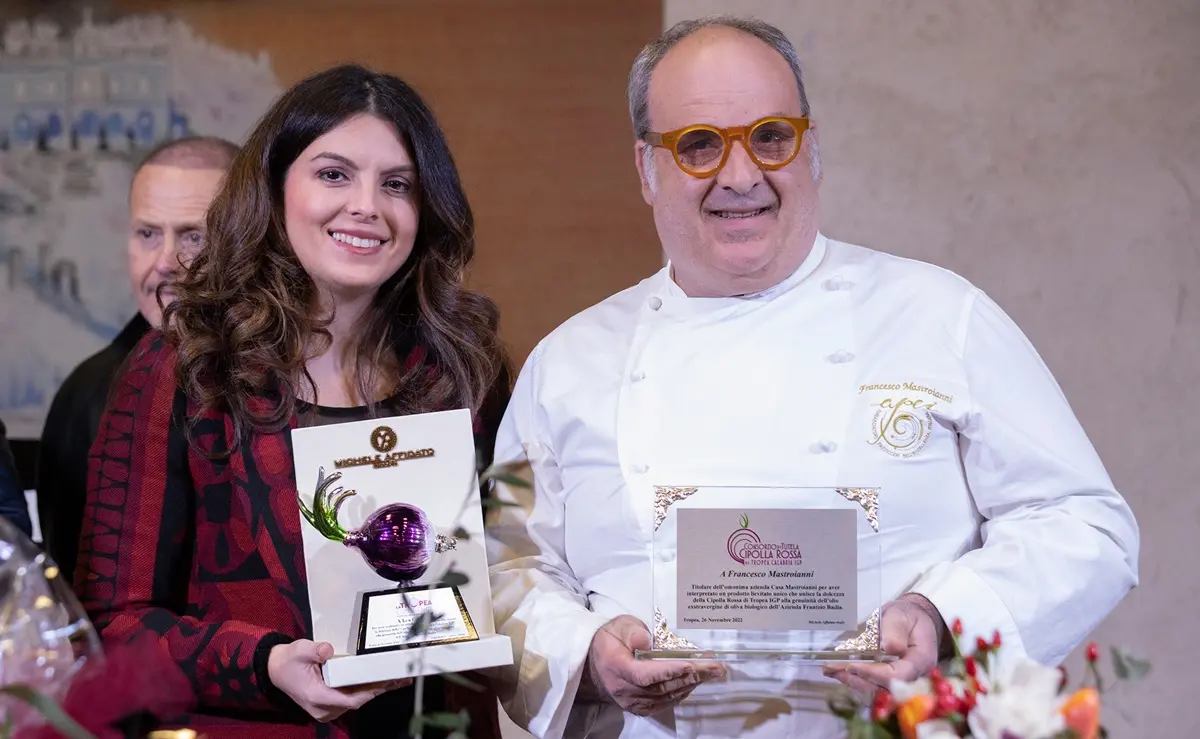 Tropea, di scena un panettone alla cipolla rossa Igp di cinque chili - Video