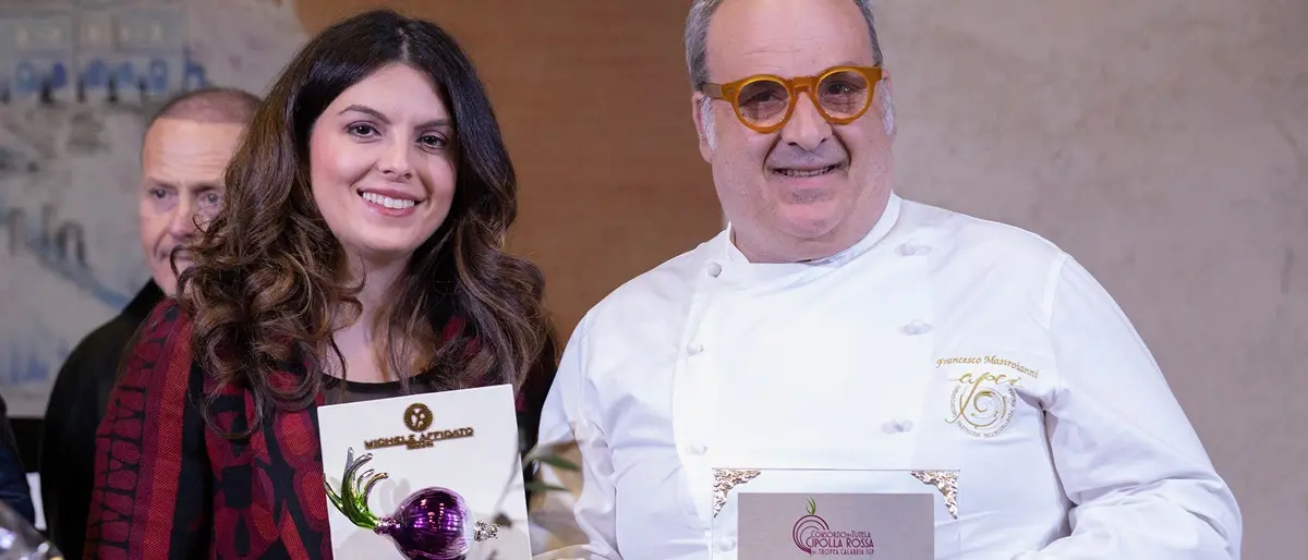 Tropea, di scena un panettone alla cipolla rossa Igp di cinque chili - Video