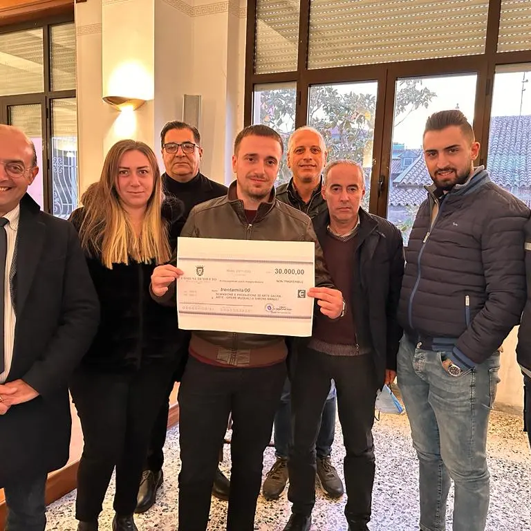 Mileto, il sindaco “stacca” gli assegni ai destinatari del fondo “Comuni marginali”