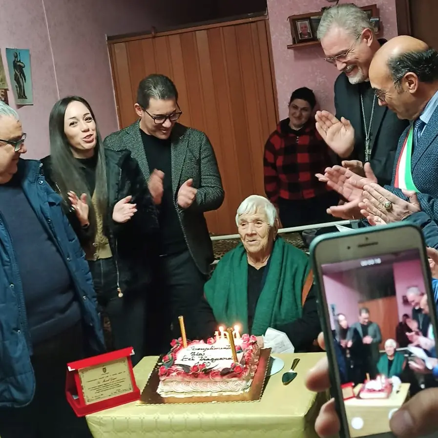 Mileto, festa nella frazione San Giovanni per il secolo di vita di nonna Grazia