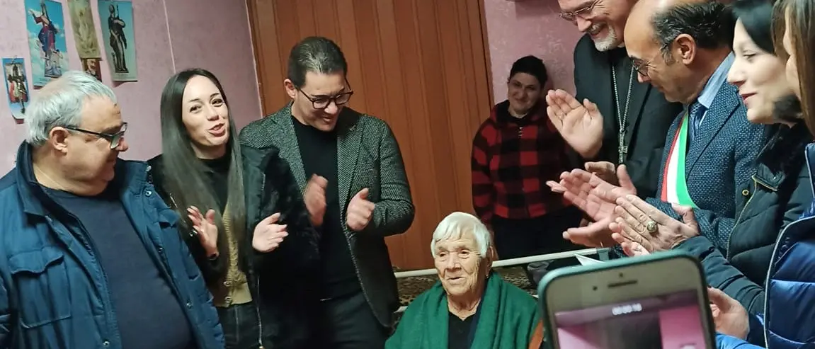 Mileto, festa nella frazione San Giovanni per il secolo di vita di nonna Grazia