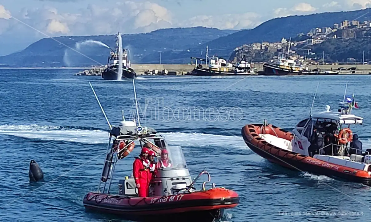 A Vibo Marina Guardia costiera e vigili del fuoco uniti per celebrare Santa Barbara