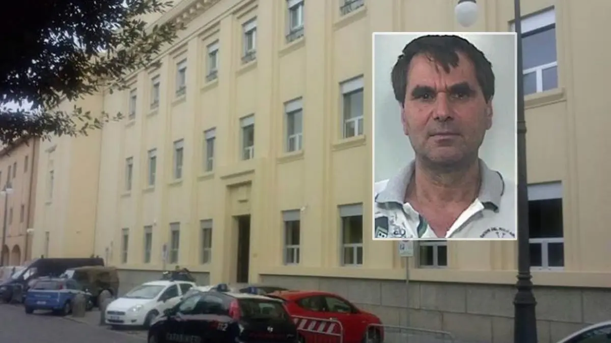 <p>L&#39;aula bunker di Lamezia e nel riquadro Luigi Mancuso</p>\\n