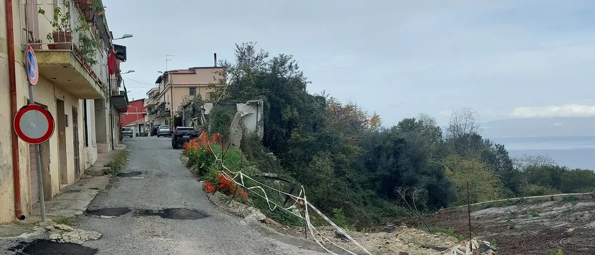 Piazza di Triparni, Iannello (Pd) a sindaco e assessore: «È una pericolosa voragine»