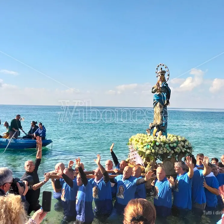 In migliaia a Nicotera Marina per la tradizionale processione in mare dell’Immacolata - Video