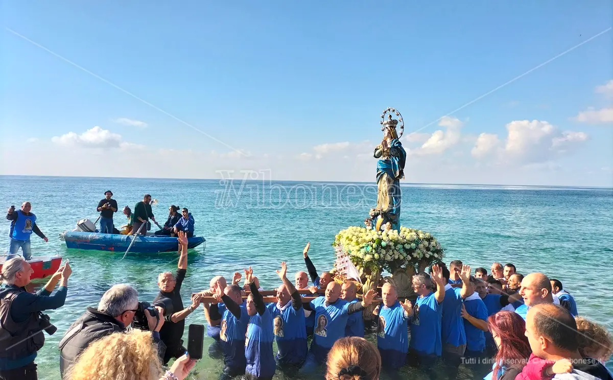 In migliaia a Nicotera Marina per la tradizionale processione in mare dell’Immacolata - Video