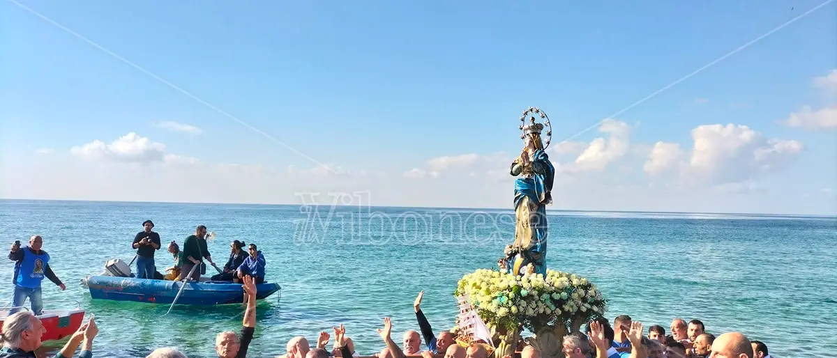 In migliaia a Nicotera Marina per la tradizionale processione in mare dell’Immacolata - Video