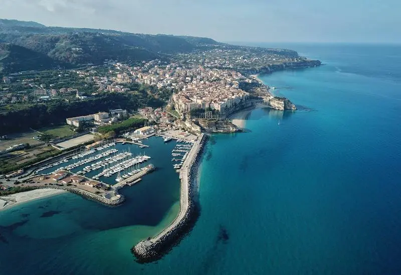 Decoro a Tropea, No al costume in centro e... ai seni brutti