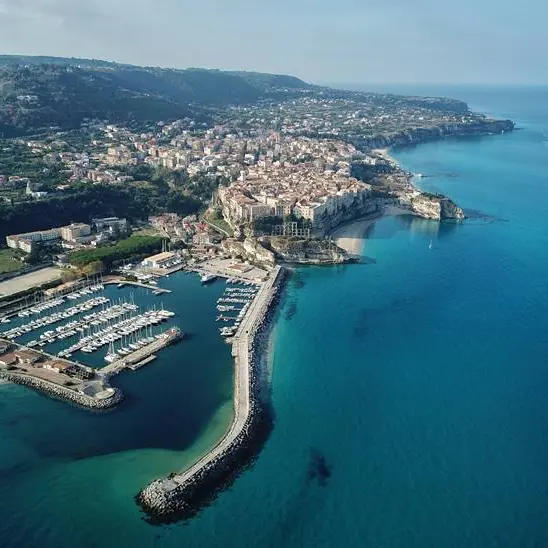 Decoro a Tropea, No al costume in centro e... ai seni brutti