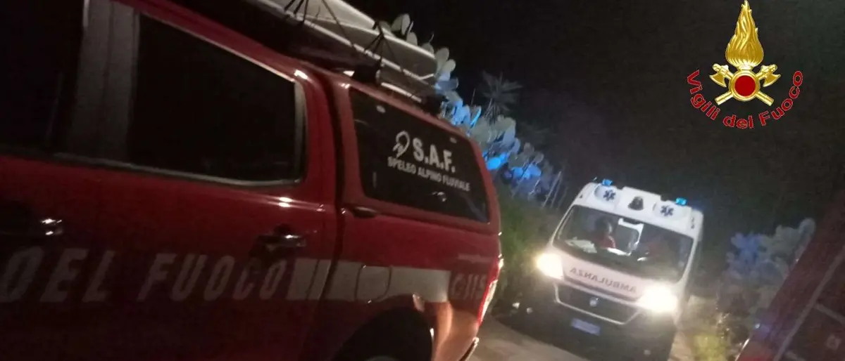 Cade in un dirupo nel Vibonese: l'uomo salvato dai vigili del fuoco