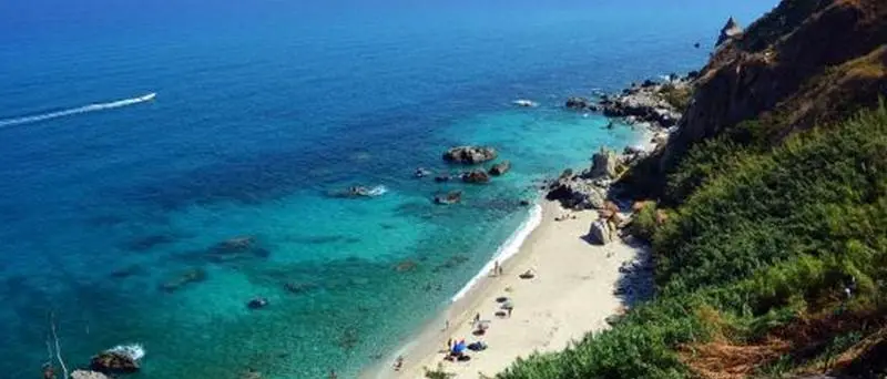 A Parghelia vietato l'accesso in spiaggia nelle ore notturne: l'ordinanza del sindaco