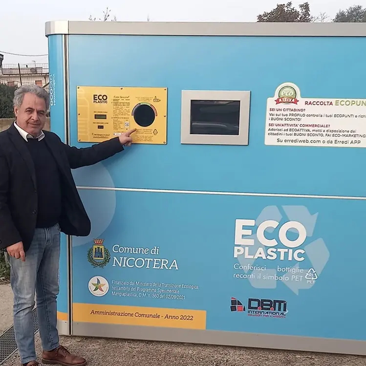 Buoni sconti in cambio di bottiglie, a Nicotera arriva la macchina “mangiaplastica”