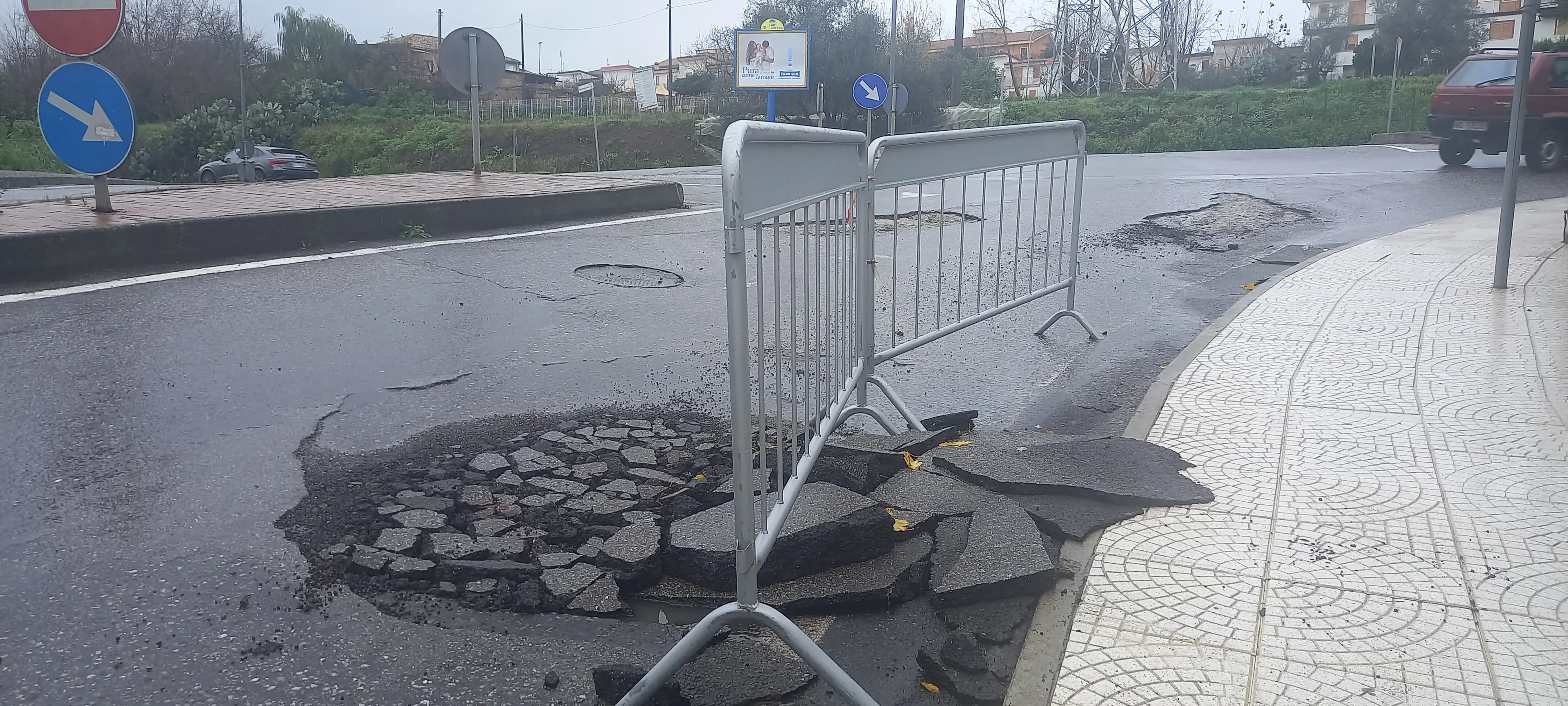 Vibo, dopo la pioggia nuovi disagi sul manto stradale \"crivellato\" di buche