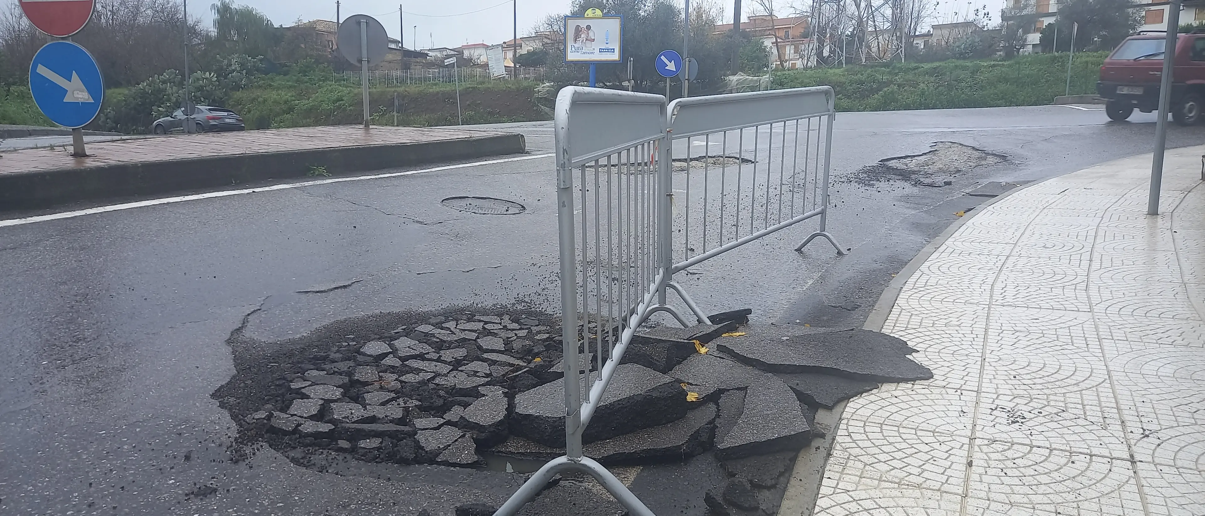 Vibo, dopo la pioggia nuovi disagi sul manto stradale \"crivellato\" di buche