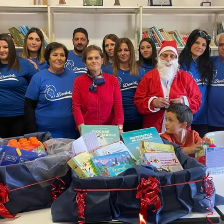 Zungri, grazie ai fondi del raduno di cavalli donato alla scuola materiale didattico