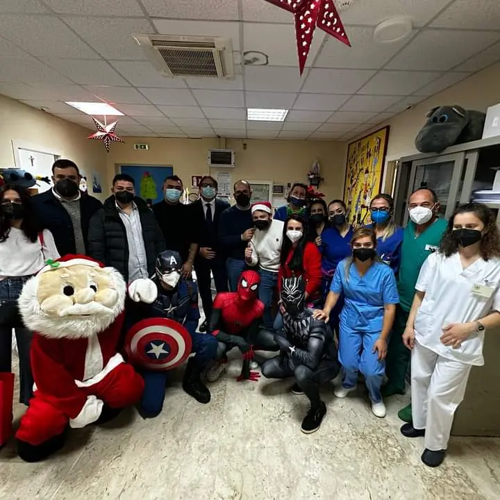 Regali e sorrisi ai piccoli pazienti della Pediatria di Vibo Valentia