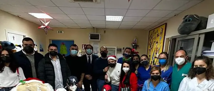 Regali e sorrisi ai piccoli pazienti della Pediatria di Vibo Valentia