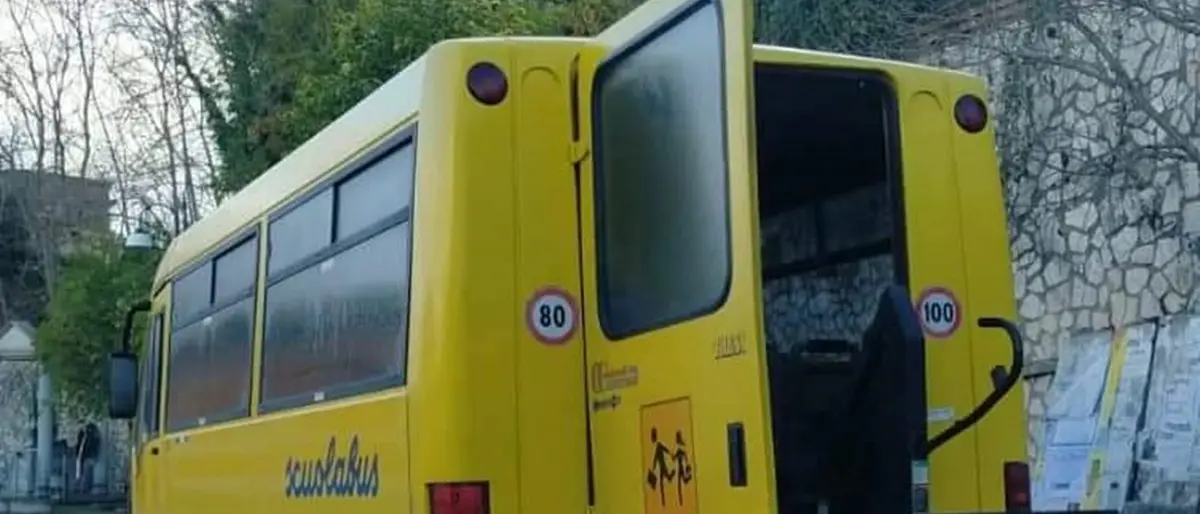 Cessaniti: vandali danneggiano lo scuolabus, rotta pure la pedana per disabili