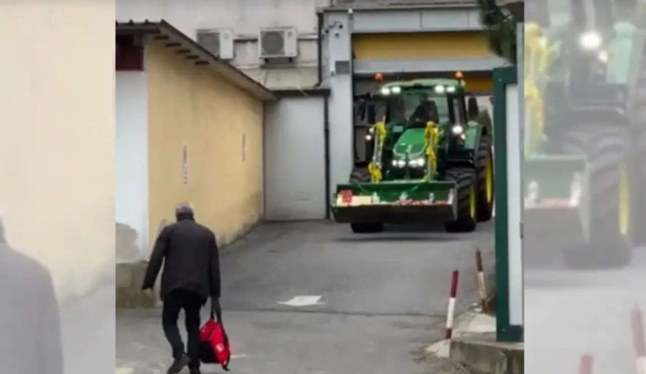 Vibo, i doni per i bimbi in ospedale arrivano con il trattore -Video