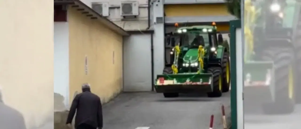 Vibo, i doni per i bimbi in ospedale arrivano con il trattore -Video