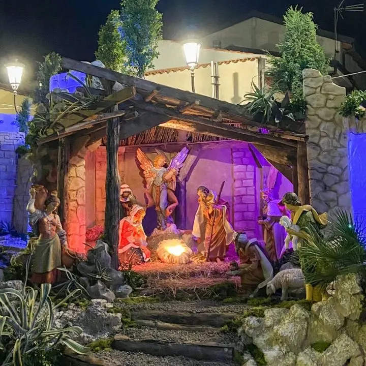 Natale delle tradizioni a Potenzoni, inaugurato il maxi presepe in piazza