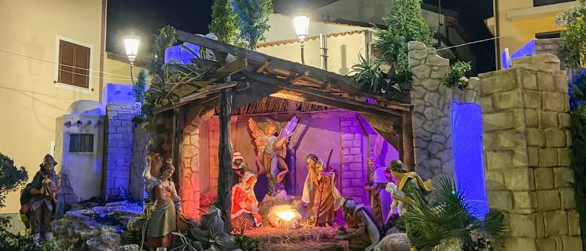 Natale delle tradizioni a Potenzoni, inaugurato il maxi presepe in piazza
