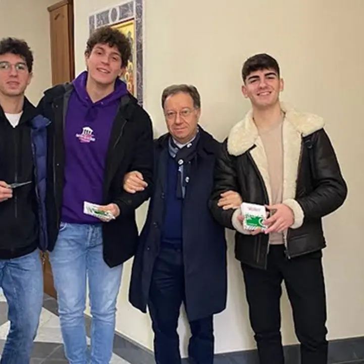 Gli studenti del liceo Morelli di Vibo donano buoni spesa per le famiglie bisognose