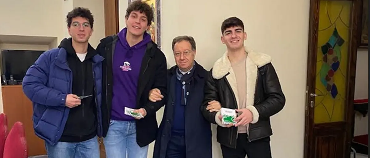 Gli studenti del liceo Morelli di Vibo donano buoni spesa per le famiglie bisognose