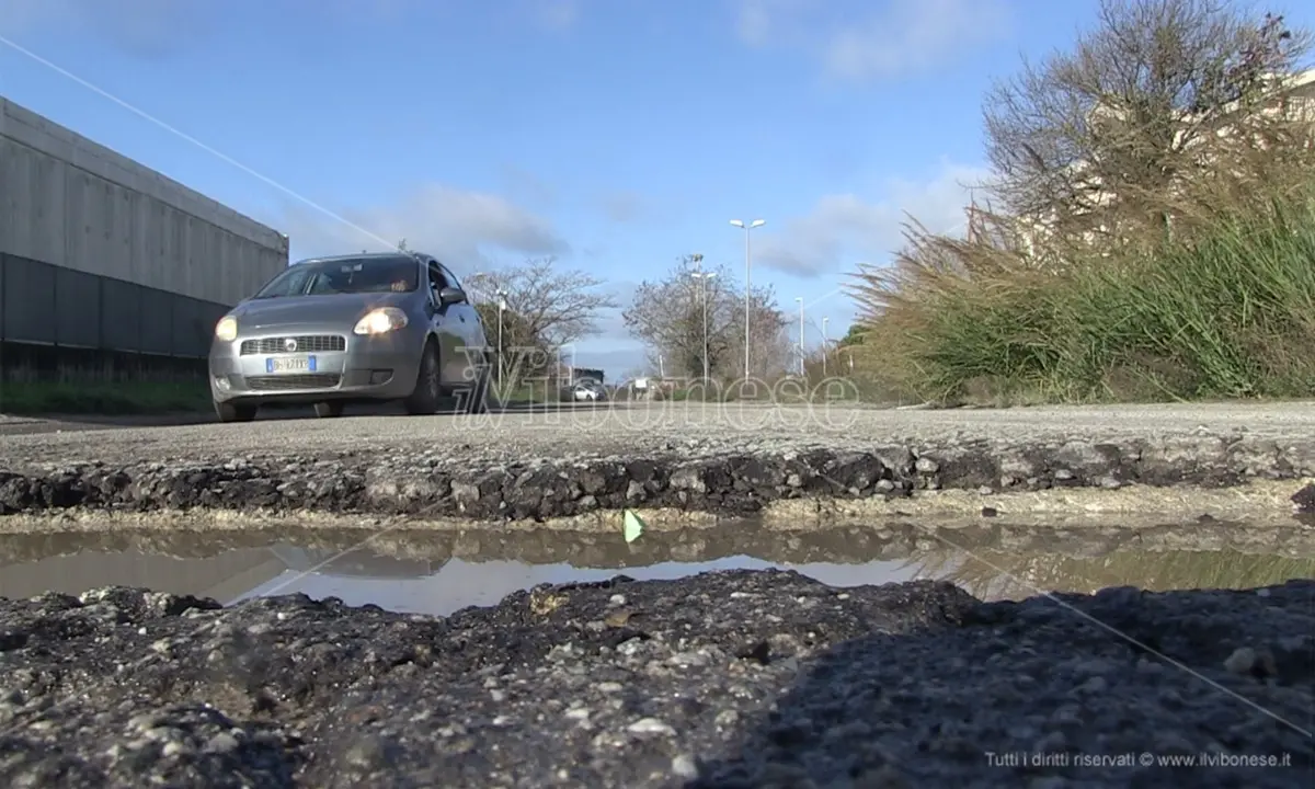 Strade colabrodo a Vibo Valentia, cittadini esasperati: «Città groviera» - Video