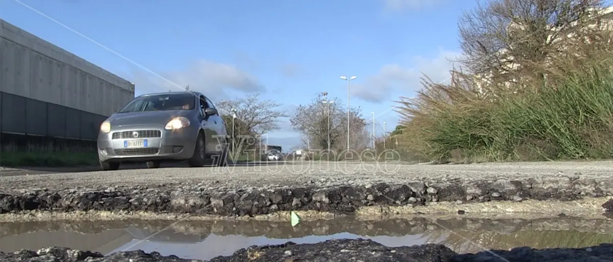 Strade colabrodo a Vibo Valentia, cittadini esasperati: «Città groviera» - Video
