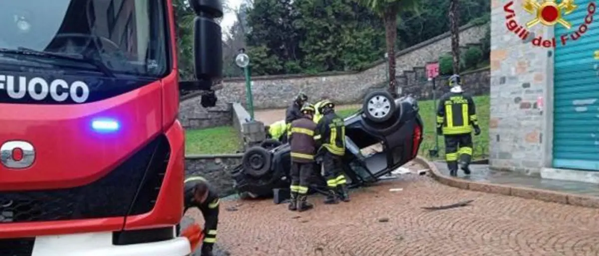 Si ribalta con l’auto e finisce contro un muro: muore giovane calabrese