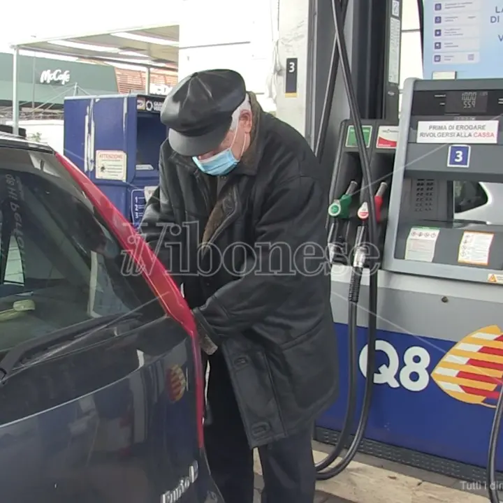 Caro gasolio, la stangata del nuovo anno fa imbufalire gli automobilisti - Video