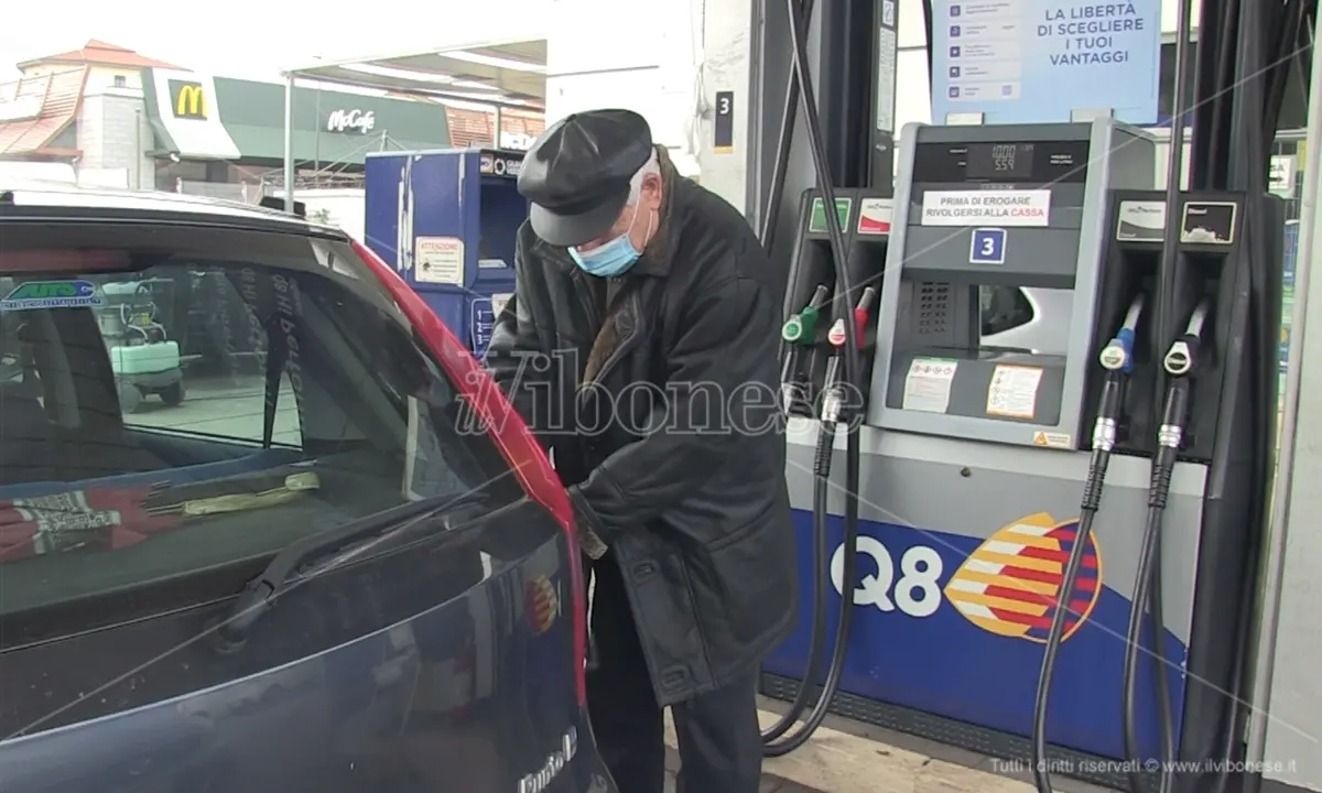 Caro gasolio, la stangata del nuovo anno fa imbufalire gli automobilisti - Video