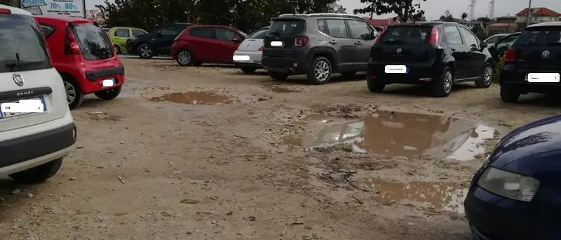 Vibo, quel piazzale sterrato al Poliambulatorio di Moderata Durant: «Speriamo passi anche da lì il Giro d'Italia»