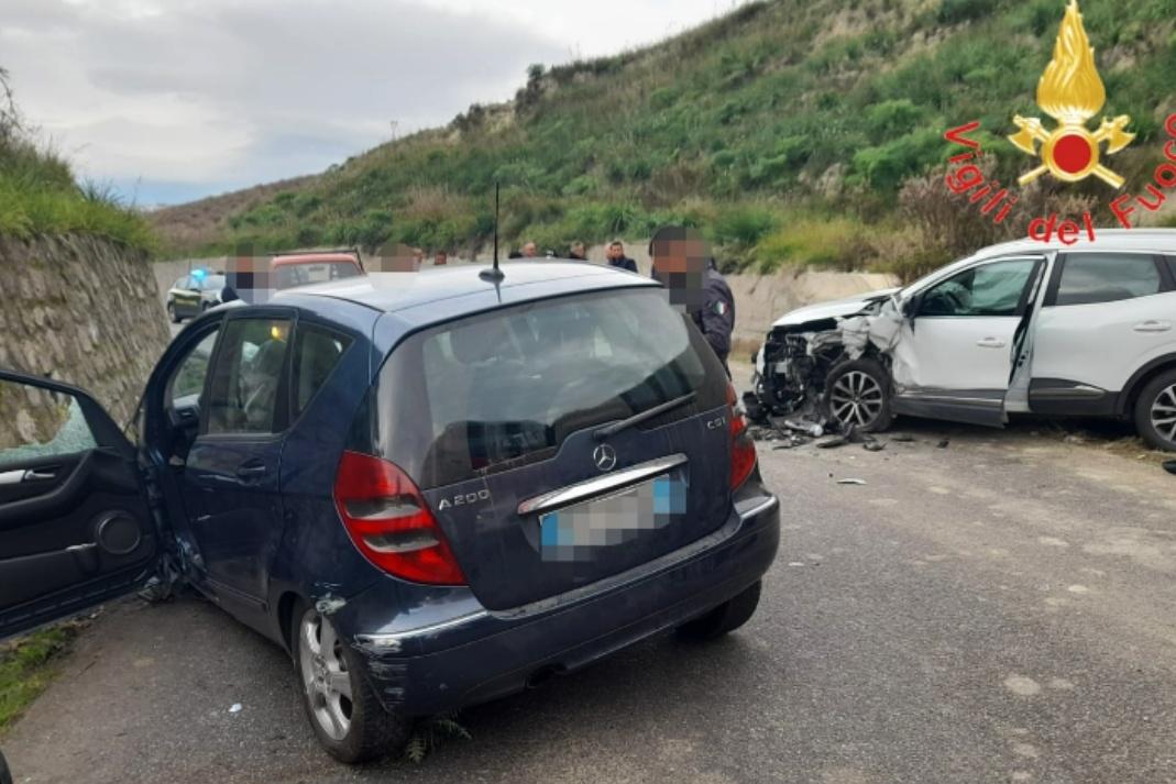Scontro frontale tra due auto nel Catanzarese, tre feriti