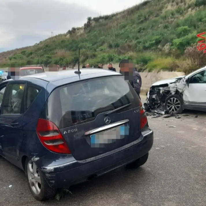 Scontro frontale tra due auto nel Catanzarese, tre feriti