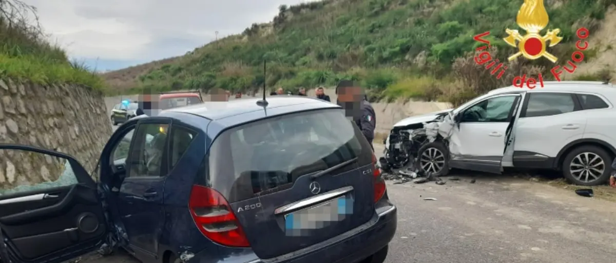 Scontro frontale tra due auto nel Catanzarese, tre feriti