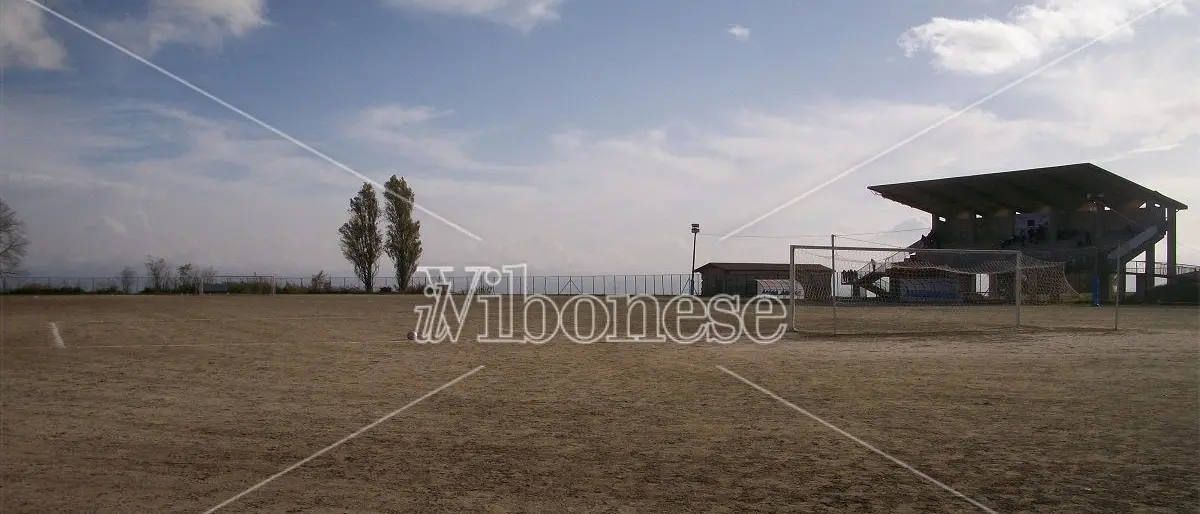 Energumeno picchia l’arbitro con calci e pugni e lo manda in ospedale nel Vibonese