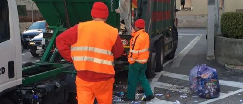Raccolta rifiuti, la denuncia di Slai Cobas: «Lavoratori senza servizi igienici né spogliatoi»