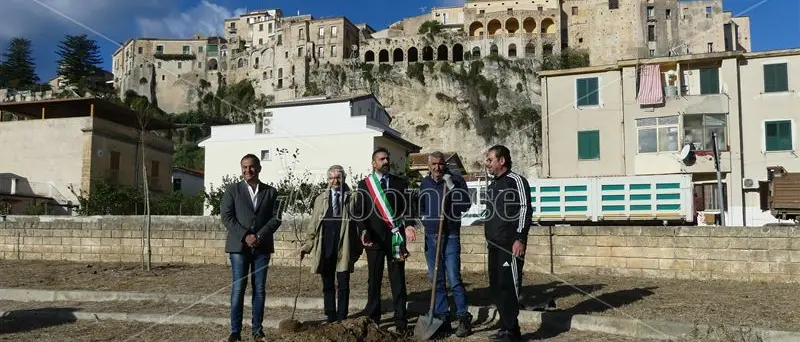 Tropea, dal Rotary quaranta piante per riqualificare un parcheggio abbandonato - Video