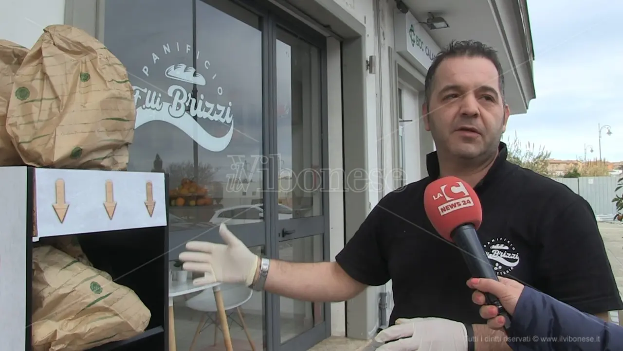 Pane invenduto in dono a chi è in difficoltà: l’iniziativa di un fornaio di Vibo Valentia - Video