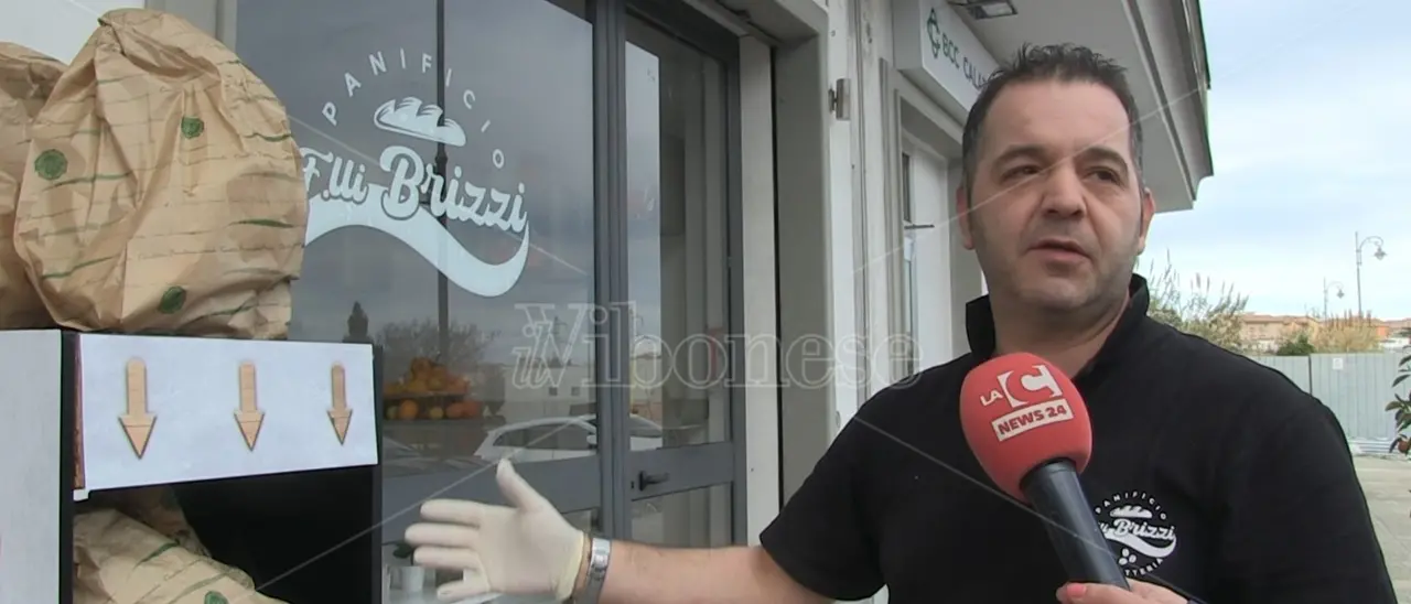 Pane invenduto in dono a chi è in difficoltà: l’iniziativa di un fornaio di Vibo Valentia - Video