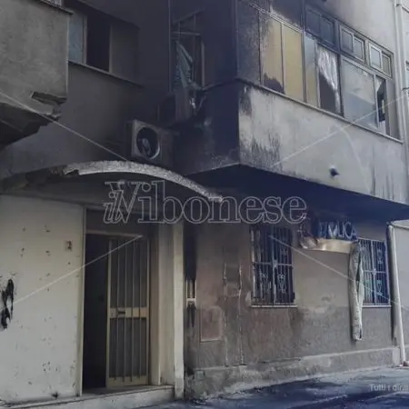 Notte di paura a Tropea, rogo di auto in pieno centro - Video