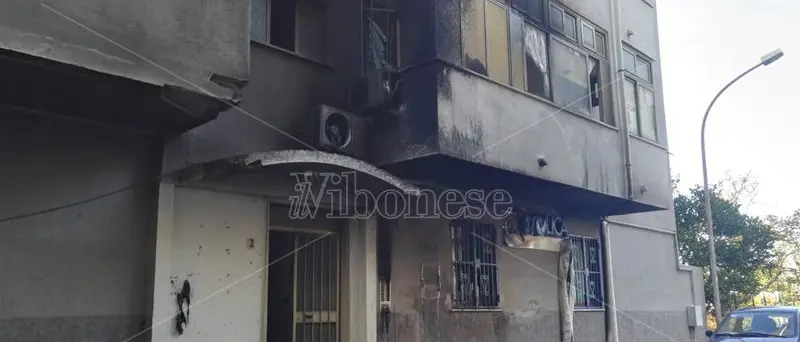 Notte di paura a Tropea, rogo di auto in pieno centro - Video