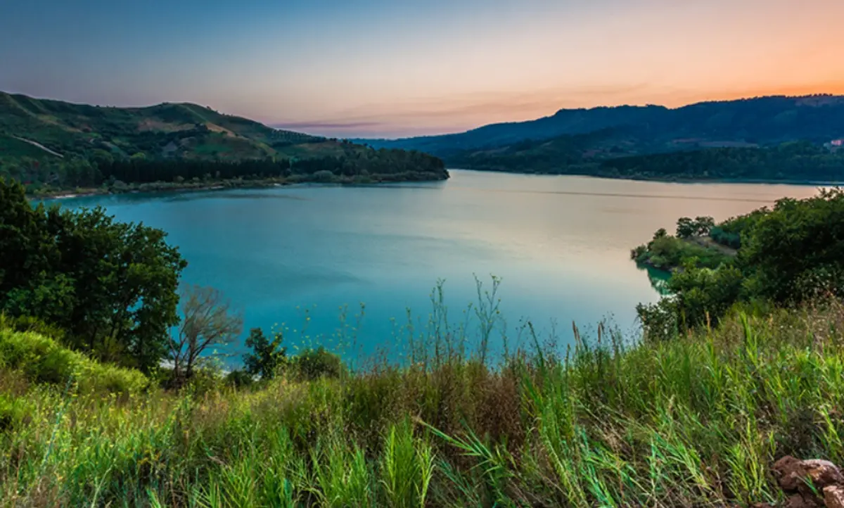 Il lago Angitola è l'unico dei bacini calabresi «fortemente inquinato»: i dati di Goletta (Legambiente)