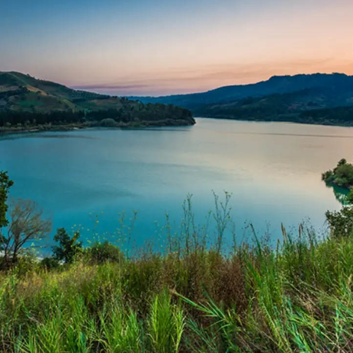 Il lago Angitola è l'unico dei bacini calabresi «fortemente inquinato»: i dati di Goletta (Legambiente)