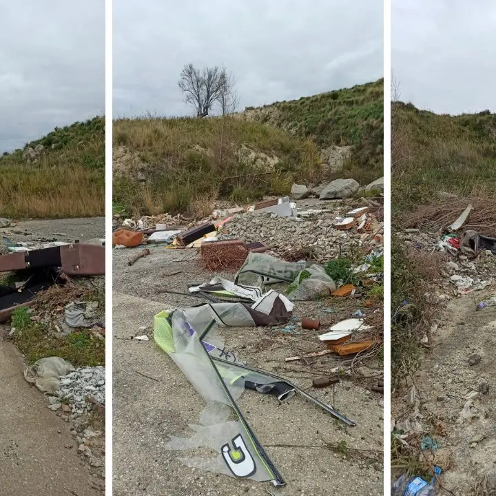Strada Briatico-San Cono, i cittadini: «È diventata una discarica. Rifiuti anche nel torrente Murria»