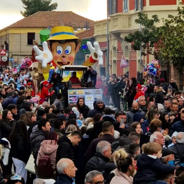 Bagno di folla e grande successo per il carnevale di Mileto dopo due anni di stop - Foto